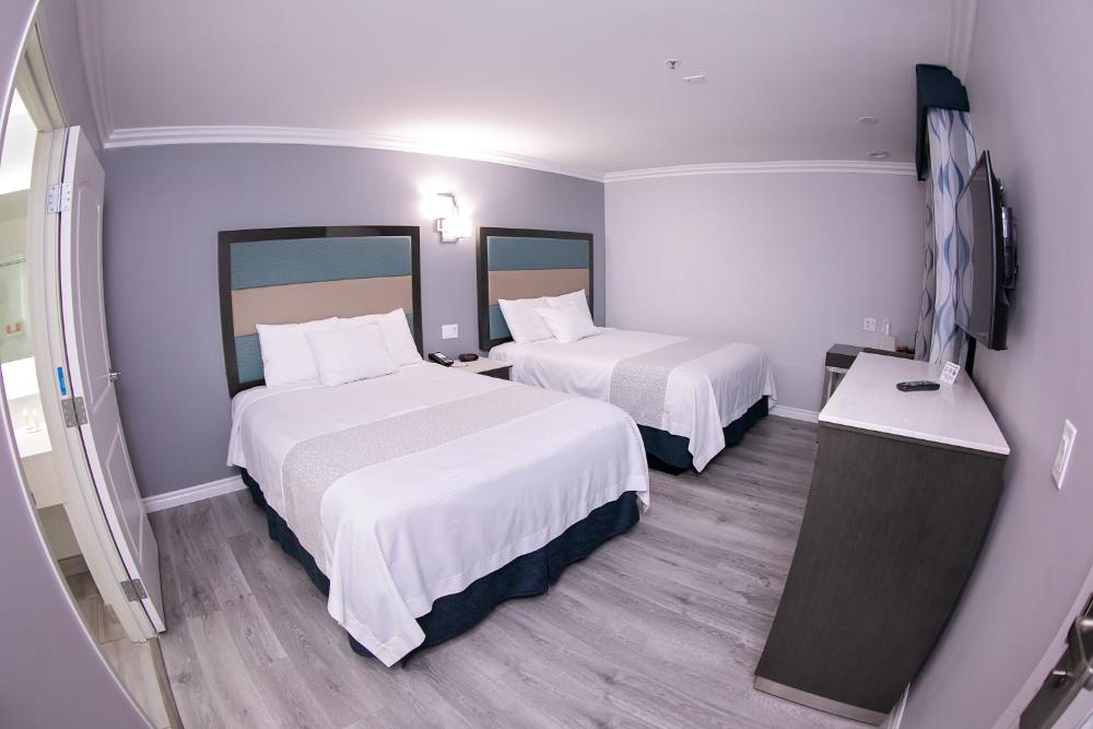 Queen Room with Two Queen Beds - Non-Smoking interior